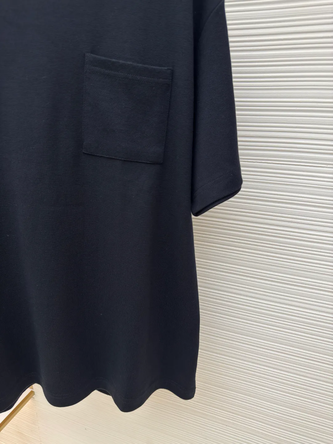 LOUIS VUITTON Pocket jacquard short sleeves ●Authentic product: purchased and developed for 8500 ●Item number: 1680112-A35 ●Fabric: pure cotton fabric ●Technology: jacquard knitting ●Version: fitted version ●Weight: about 345 grams ●Size: XS-S-M-L ●Description: Use 18-needle upper and lower cotton jacquard knitted fabric, weight 300g. Disassemble the original version to analyze the type of machine for yarn parameters. Manually count the needles and draw the pattern. The jacquard fabric is woven by Fukuda machine imported from Japan. The solid color part uses an 18-needle double-sided jacquard machine to weave the pique fabric. The jacquard and solid color fabrics are proportioned according to the amount of each piece. The two fabrics are the same The vat dyeing ensures that there is no color difference in the finished fabric. Overflow vat rope dyeing is used. The edge of the finished fabric is over-positioned and the weft adjuster is used to adjust the weft and slant to ensure that the pattern of the finished fabric is consistent with the size of the Y version. The front + sleeves are made of solid pique fabric, and the back pocket is made of jacquard fabric. The pocket letters are centered and positioned to take out the pieces. The thread is made of 40s double-ply cotton yarn and the flat collar is woven on a horizontal machine. The overall wiring is straight and delicate, the fabric is comfortable and soft, and the color is consistent without color difference. It can be matched with the same style to create a fashionable look and control various occasions. Customized accessories, complete with three standards, same style for men and women!